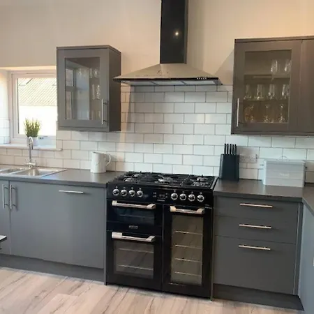 Church View York, 4 Bedroom Sleeps 8 Parking Wifi Patio Lejlighed York
