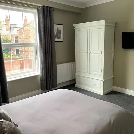 Church View York, 4 Bedroom Sleeps 8 Parking Wifi Patio Lejlighed York